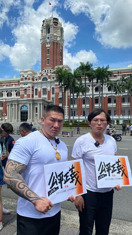 「館長」陳之漢（前排左起）與時代力量前立委黃國昌號召716凱道遊行，但黃國昌爆出畸零地諸多爭議，遊行訴求引發質疑。 圖：翻攝自館長臉書