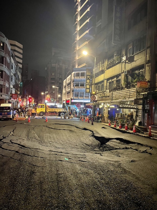 台北市南京西路8日路面塌陷後緊急開挖回填，10日凌晨又出現新漏水點，塌陷範圍擴大。 圖：台北市政府/提供