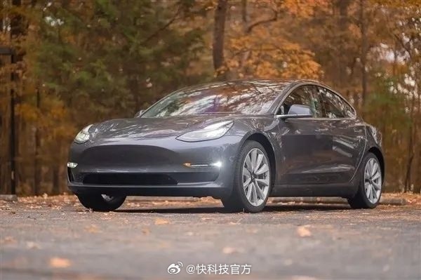 中汽協於 7 月 6 日聯合包含特斯拉在內共 16 家車商，共同簽署不削價競爭，卻在 2 天後隨即刪除。 圖：翻攝自快科技官方微博