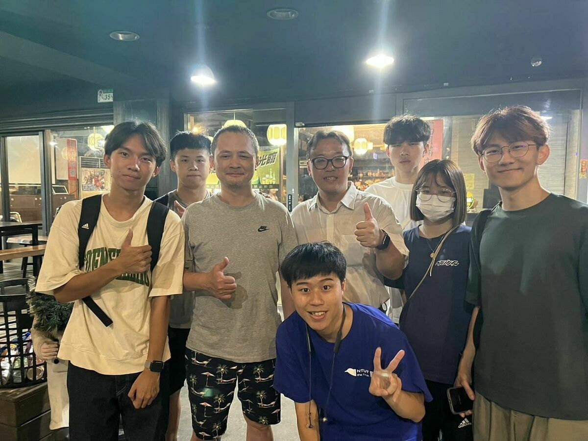 北科資財營 9 日親赴熱炒店向老闆道歉，並發出和解照片，不過事後雙方又再度來回互批，今日店家宣布停業。 圖：翻攝自北科資財營臉書