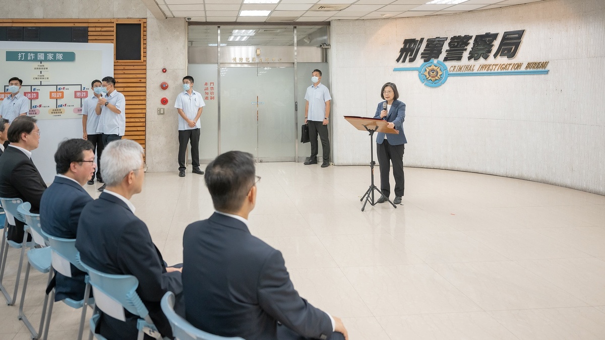 總統蔡英文在行政院副院長鄭文燦、內政部長林右昌陪同下視察刑事局打詐績效 圖：總統府提供