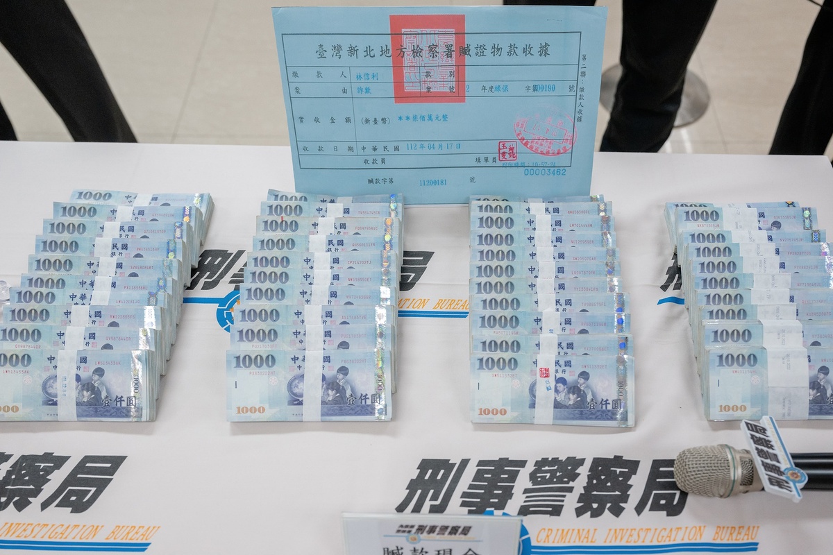 總統蔡英文在行政院副院長鄭文燦、內政部長林右昌陪同下視察刑事局打詐績效 圖：總統府提供