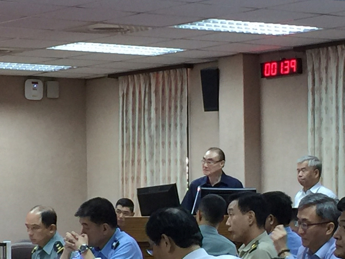 針對內閣再傳異動，國民黨立委江啟臣18日質問國防部長馮世寬是否7月要下台，馮世寬驚呀的回問，真的嗎?他要打聽一下。 圖：林人芳／攝