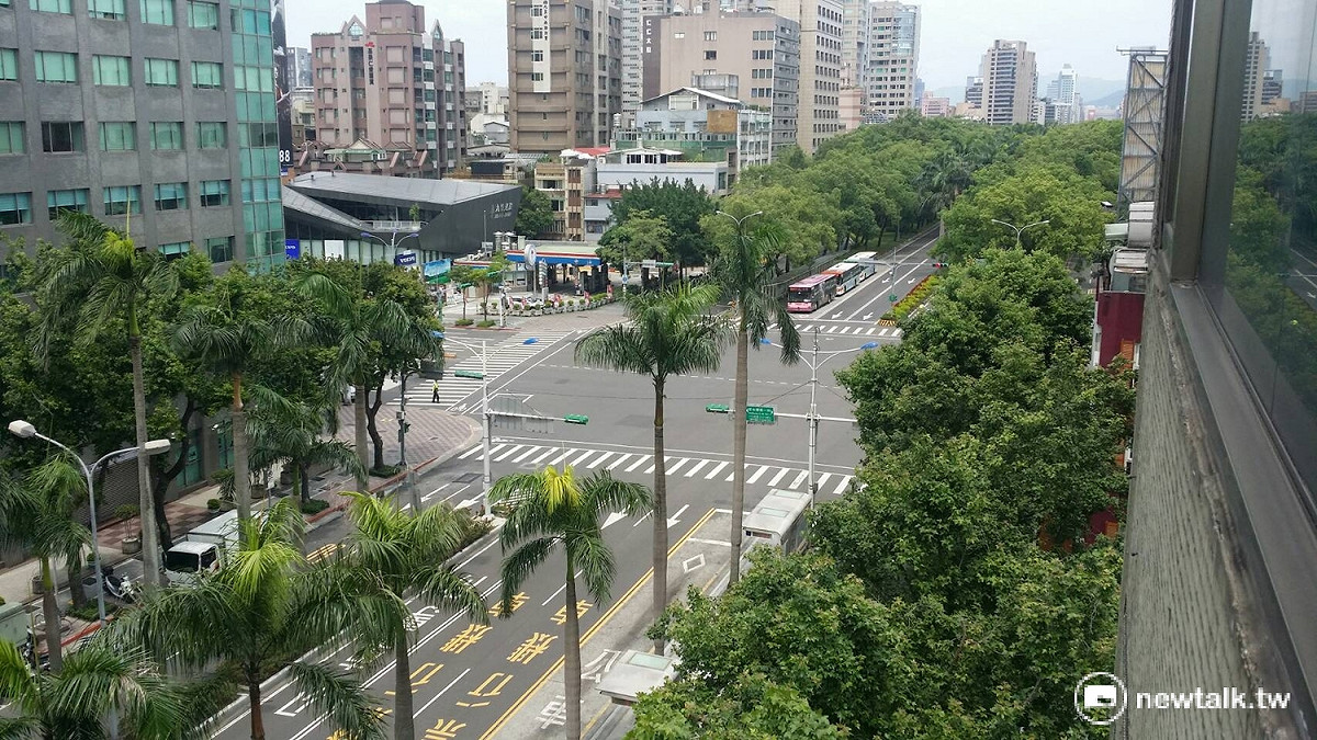 在台北市仁愛路新生南路口，連續三輛公車都被警方截停。平時的繁忙都市大道瞬間變得空蕩蕩。 圖 : 王鵬宇/攝
