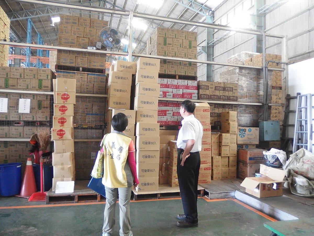 有關「裕榮股份有限公司」使用逾期原料製成「蝦味先泡菜口味」等食品，嘉義縣衛生局今 (18) 共下架177包問題食品。 圖 : 嘉義縣政府/提供