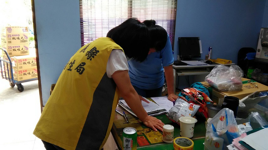 嘉義縣衛生局人員到裕榮食品公司下游廠商稽查問題蝦味先。 圖 : 嘉義縣政府/提供