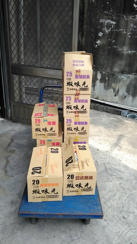嘉義縣衛生局人員到裕榮食品公司下游廠商稽查問題蝦味先。 圖 : 嘉義縣政府/提供