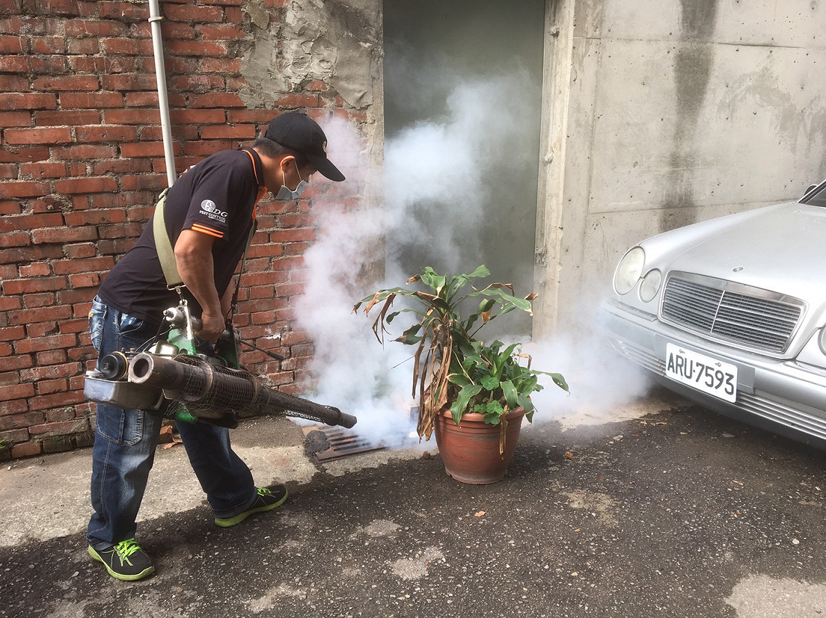 台中市環保局防止病媒蚊孳生，已展開噴藥工作。 圖：台中市環保局/提供
