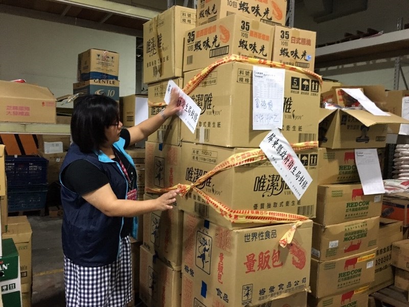 屏東縣衛生局人員18日查封有問題的蝦味先產品。 圖 : 屏東縣政府/提供