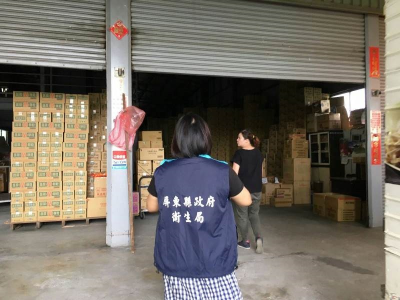 屏東縣衛生局人員18日查封有問題的蝦味先產品。 圖 : 屏東縣政府/提供