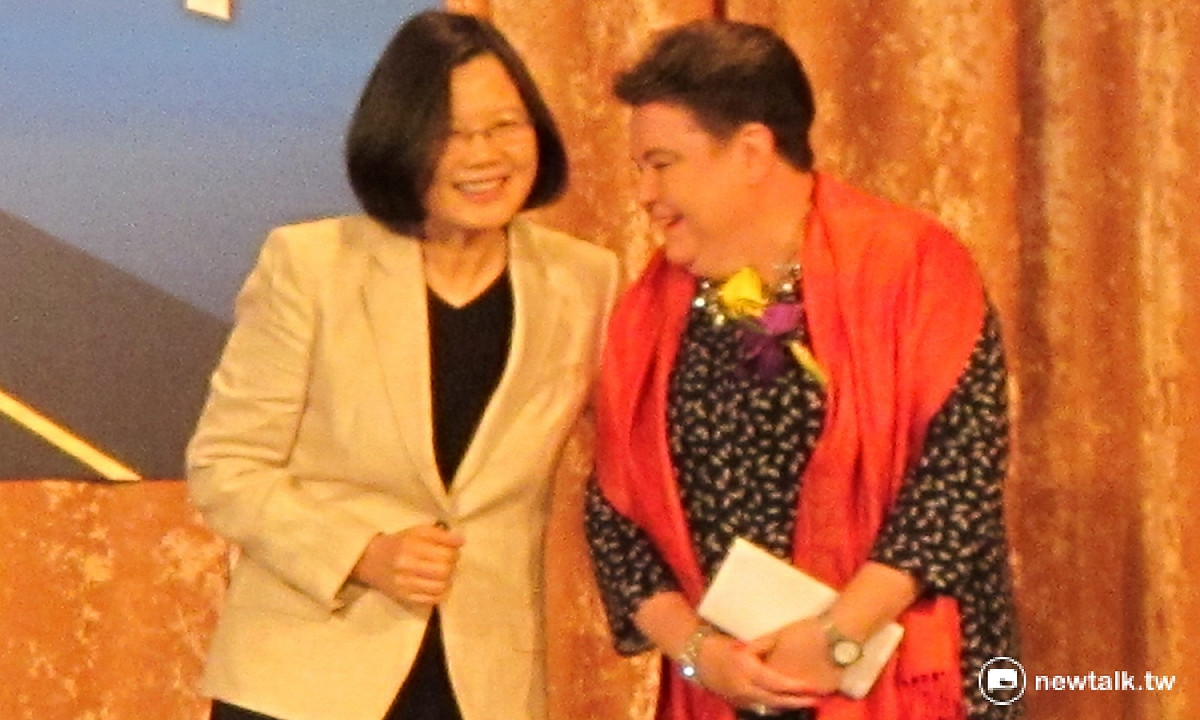 總統蔡英文18日出席歐洲商會活動，並與歐洲經貿辦事處馬澤璉（Madeleine Majorenko）處長（右）打招呼。 圖：林朝億/攝