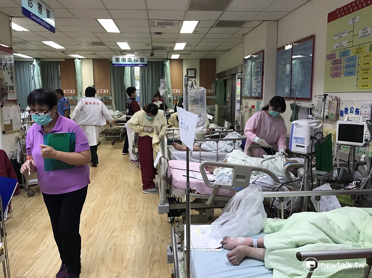 屏東縣恆春南門護理之家19日凌晨傳出火警，造成4死55傷。55位傷者中，並非全數都是因為火警受傷，部分原本就是急重症患者，在火警中搶救出來全部送醫；其餘未受傷者暫時置於南門護理之家隔壁的日照中心，並請照護人員安撫長輩情緒。 圖:屏東縣政府提供