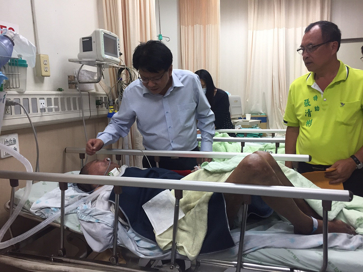 屏東縣長潘孟安19日到醫院慰問護理之家火警的傷者。 圖 : 屏東縣政府/提供