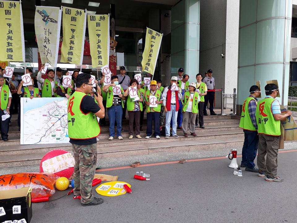 「國一甲線反興建聯盟」於進入市政府前召開記者會。 圖：桃園國一甲線反興建聯盟／提供