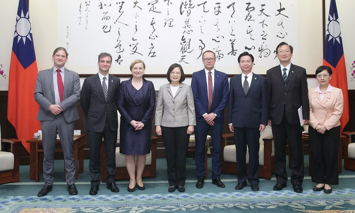 總統蔡英文19日接見歐洲議會外交委員會安全暨防禦小組主席芙緹嘉（Anna Fotyga）等人。 圖：總統府/提供