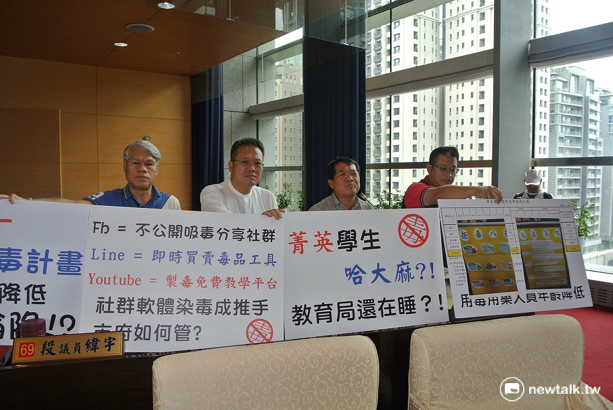 台中市議員吳顯森（右二）質詢校園吸毒問題。
 圖：唐復年/攝
