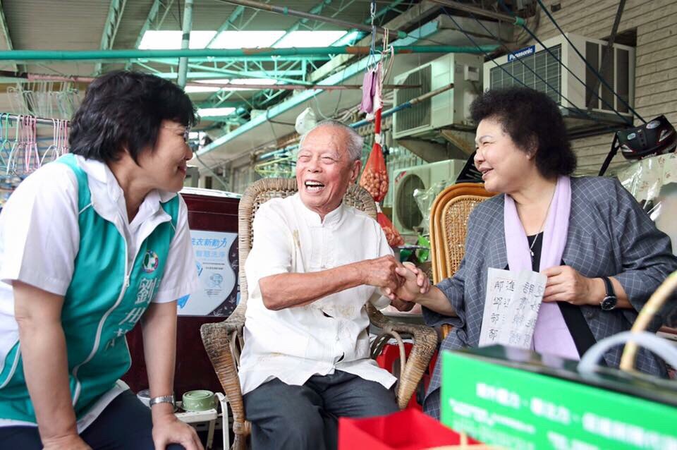 高雄市長陳菊及立委劉世芳，到高雄市內的安養院探視老人，並檢視安養院的人力與設備。 圖 : 翻攝自劉世芳臉書