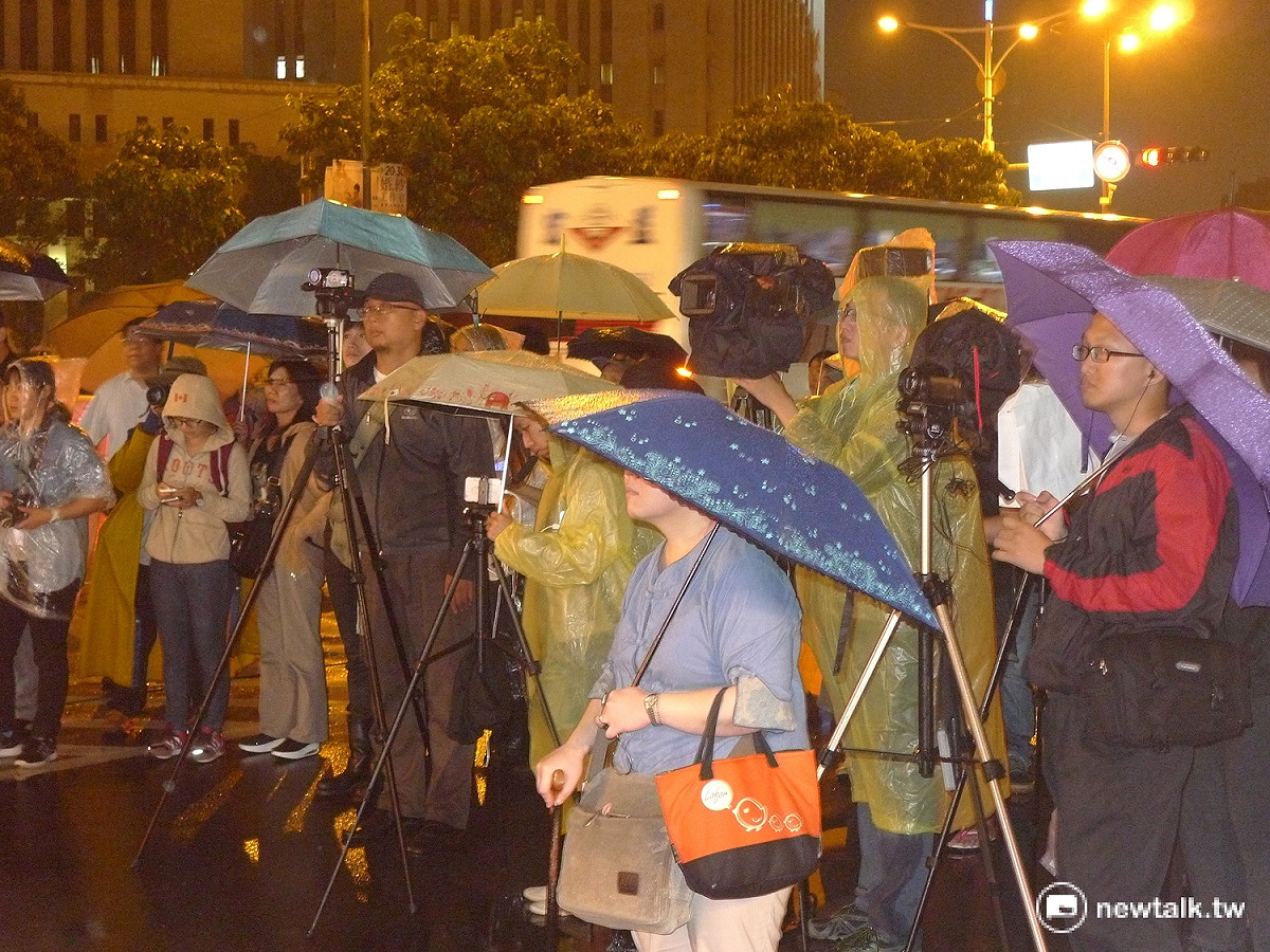 近百民眾冒雨聲援李明哲。 圖：汪少凡／攝