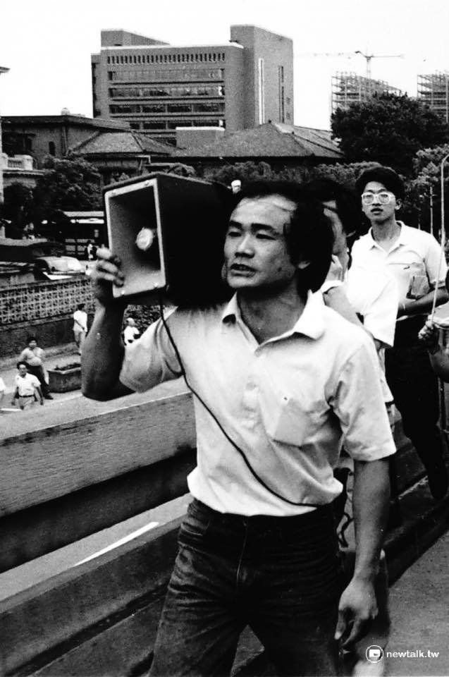 從事民主運動影像紀錄30餘年的邱萬興拍攝的影像，江蓋世形容這幀是<勇者的音箱，歷史的畫面>。詹益樺的民主真言:臺灣人的苦不是宿命，只是不曾去自我改造而已，更重要的是需要人去從基層奉獻。 圖:邱萬興/攝影