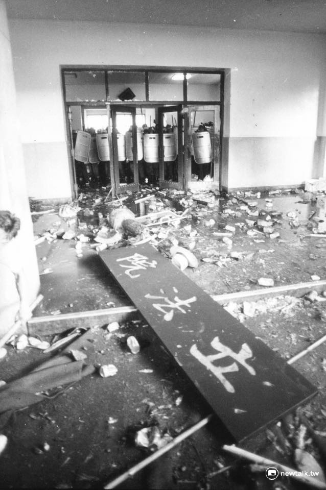1988年5月20日，從事民主運動影像紀錄30餘年也是當時用鏡頭實紀錄事件的邱萬興說，掉落下來「立法院」匾額與留下滿地的石塊，拍攝這歷史鏡頭的邱萬興說，1988年520農民事件，成了台灣社會運動史上受害者最多，且最嚴重的流血衝突事件，這是立法院衝突後的第一現場。 圖:邱萬興/攝