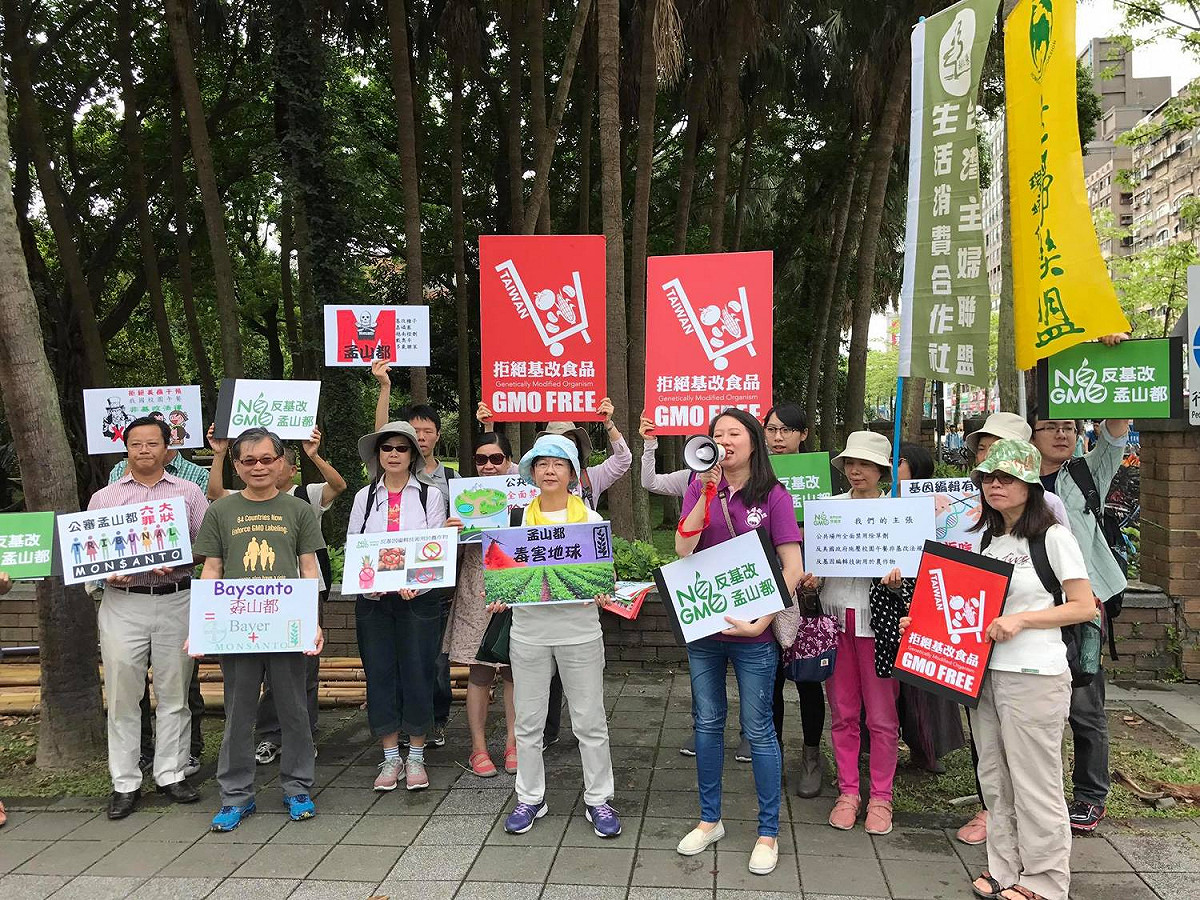 台灣無基改推動聯盟今（20）日上午繞行公館商圈表達訴求，呼籲公共場所全面禁用除草劑、莫將基因編輯技術用於農作物，也反對美國政府施壓台灣，要求修改校園午餐非基改法規。 圖：主婦聯盟環境保護基金會提供