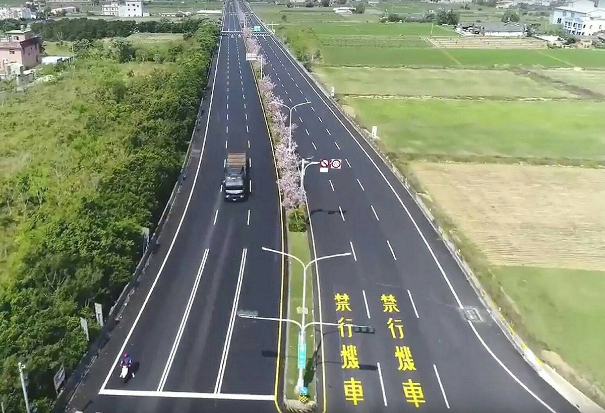 外埔三環路鋪面改善10萬7890平方公尺、路基改善5771平方公尺、人孔蓋下地118處、小型手孔蓋調平109處。而甲后路道路面積改善約2萬5089平方公尺，減少孔蓋58處。 圖：台中市政府提供