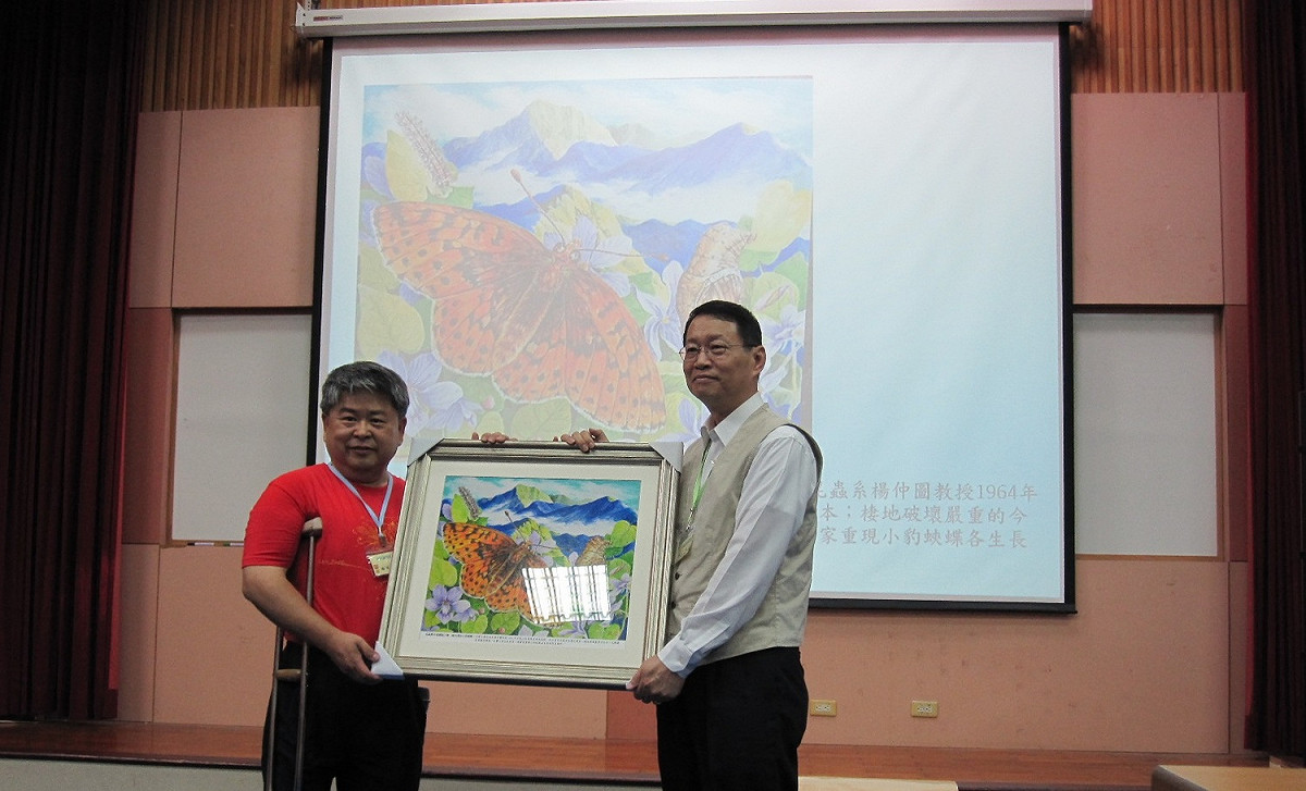 興大昆蟲系主任路光暉頒發紀念畫作給程建中感謝其捐贈標本。 圖：中興大學提供