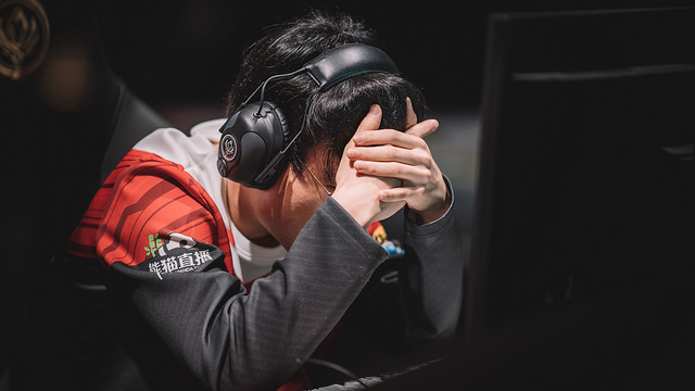 輸掉比賽的瞬間，WE Zero將臉深深埋入掌中。 圖：翻攝自 LoL Esports Photos flickr