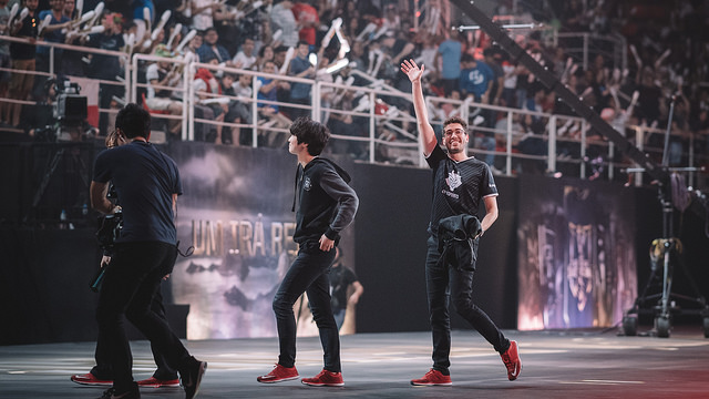 獲勝後的G2 Mithy揮手向觀眾致意。 圖：翻攝自 LoL Esports Photos flickr