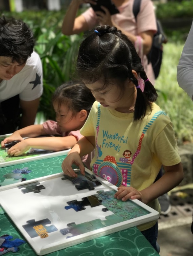 除了自然教育中心攤位外，因5月22日為國際生物多樣性日，為增進民眾對生物多樣性議題的關注，現場也規劃了以種子、果實等森林副產物為材料進行DIY活動的「森林尋寶DIY」、介紹宜蘭湧泉獨特溼地生態系的「生命的湧泉」 圖：林務局提供