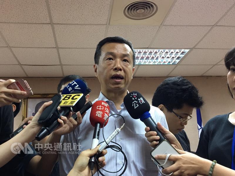 國防部發言人陳中吉（前中）日前表示，現役少將謝嘉康 疑涉共諜案在去年就大概掌握到。 圖：中央社
