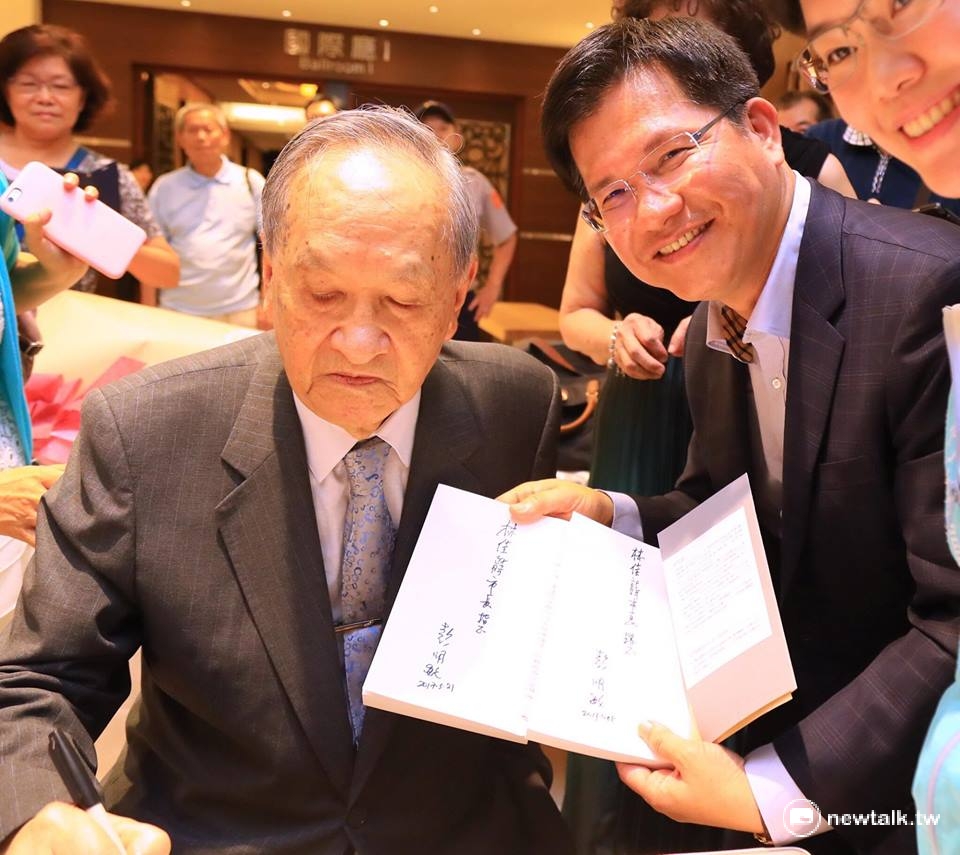 高齡94歲的彭明敏教授身體狀況非常好，全程參與簽書會，一開始，還是站著發言，數分鐘後才被請用坐著發言，他稱讚林佳龍是位好市長。 圖:翻攝自林佳龍臉書