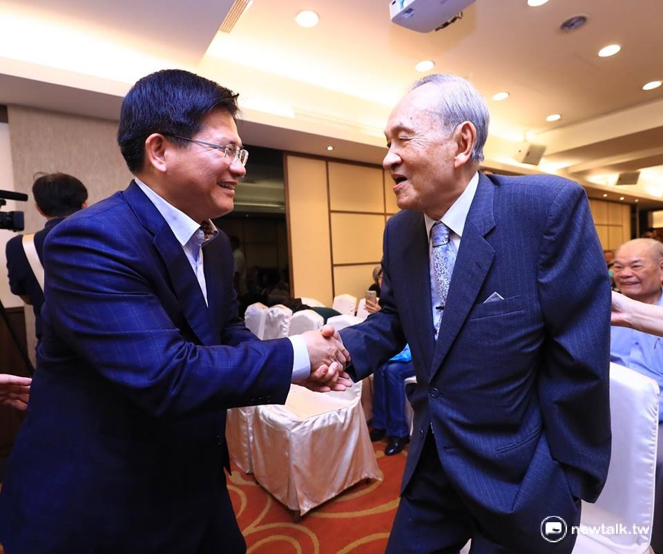 出席彭明敏《寫給台灣的備忘錄》新書上市，「台灣之路」簽書分享會的台中市長林佳龍回憶起三十多年前，第一次閱讀彭明敏《自由的滋味》的感動，林佳龍當時在台大念書，投入學生運動，林佳龍說，對他而言，這是台灣人民追求自由的啟蒙書，看見民主鬥士追求理想台灣的血淚交織。 圖:翻攝自林佳龍臉書