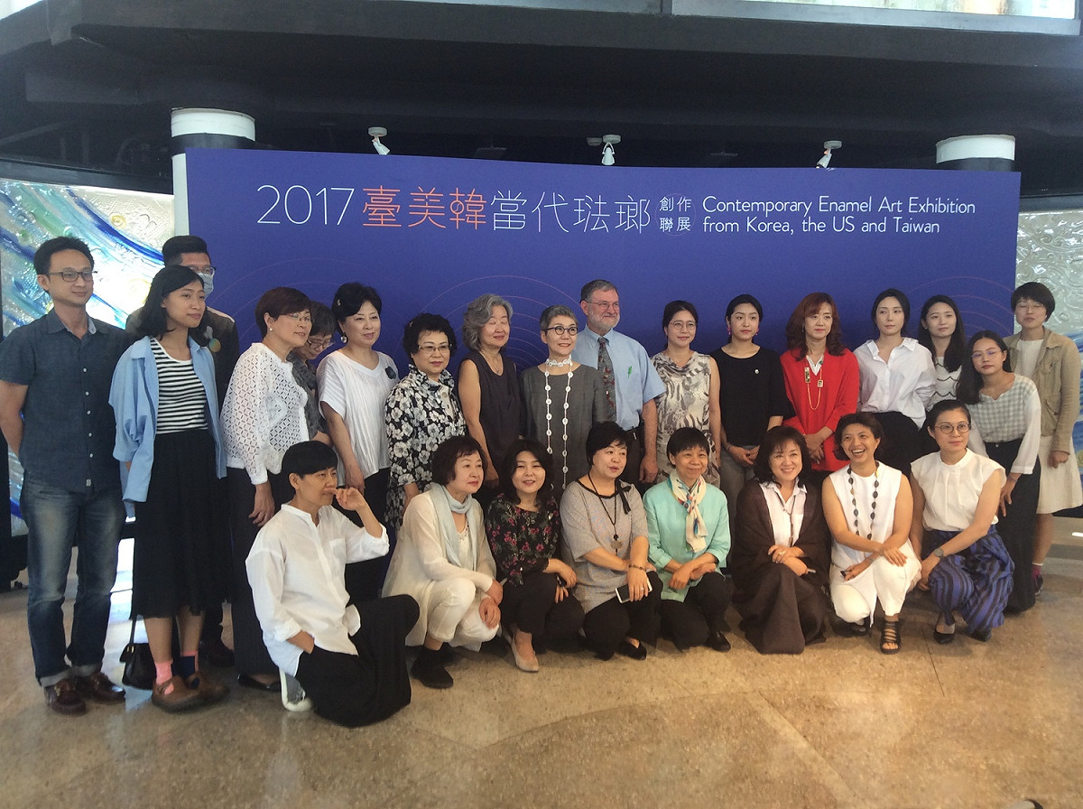 2017臺美韓當代琺瑯參展者大合照。 圖：文化部／提供