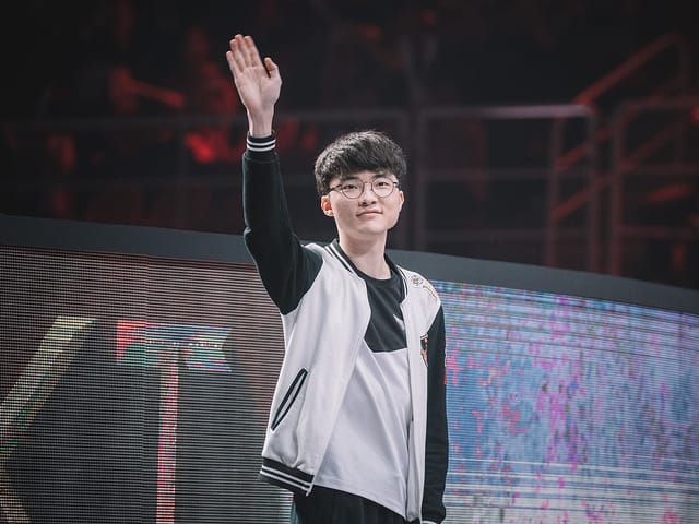 Faker揮手向觀眾致意。 圖：翻攝自 LoL Esports Photos flickr