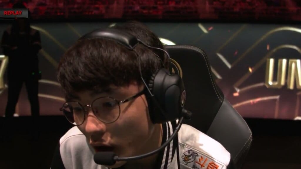 面對Perkz再三的進攻，Faker不禁面有倦色。 圖：翻攝自 LoL Esports 官方YouTube頻道