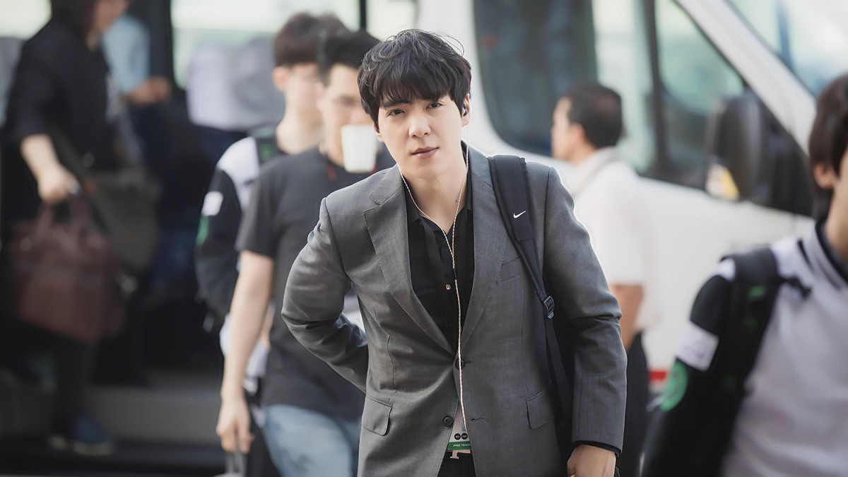 SKT的教練「kkOma」金正均不僅外貌英俊，更是SKT的核心人物，被譽為「最強大腦」的他，今年MSI再度領軍奪冠。 圖：翻攝自 LoL Esports Photos flickr