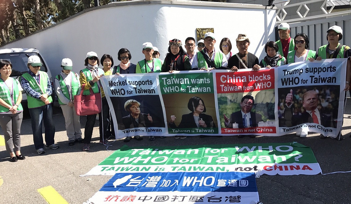 「2017WHO宣達團」今(22)日在WHA大會前一天上午，無預警前往中國駐日內瓦代表處抗議。台灣媒體只有中央社記者能夠進入WHA旁聽。 圖:2017WHO宣達團提供