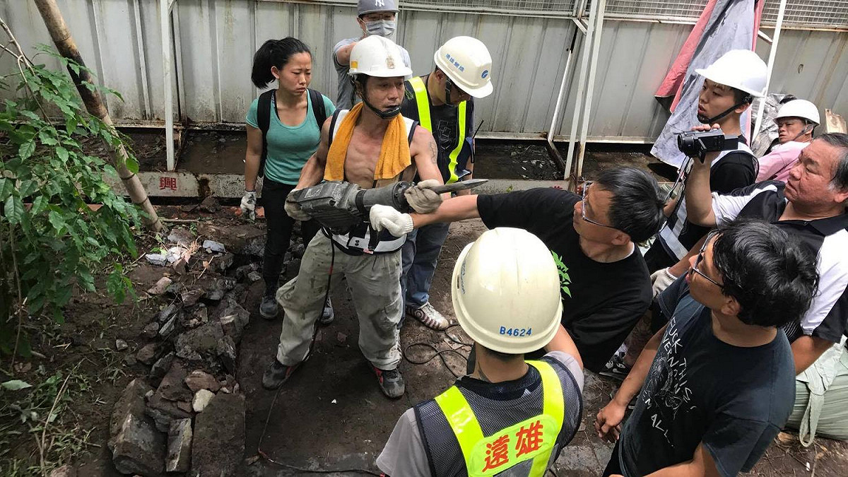 22日中午時遠雄包商工人突然暴怒，發動電鑽朝志工頭部鑽去。 圖：公民記者阿凱/提供