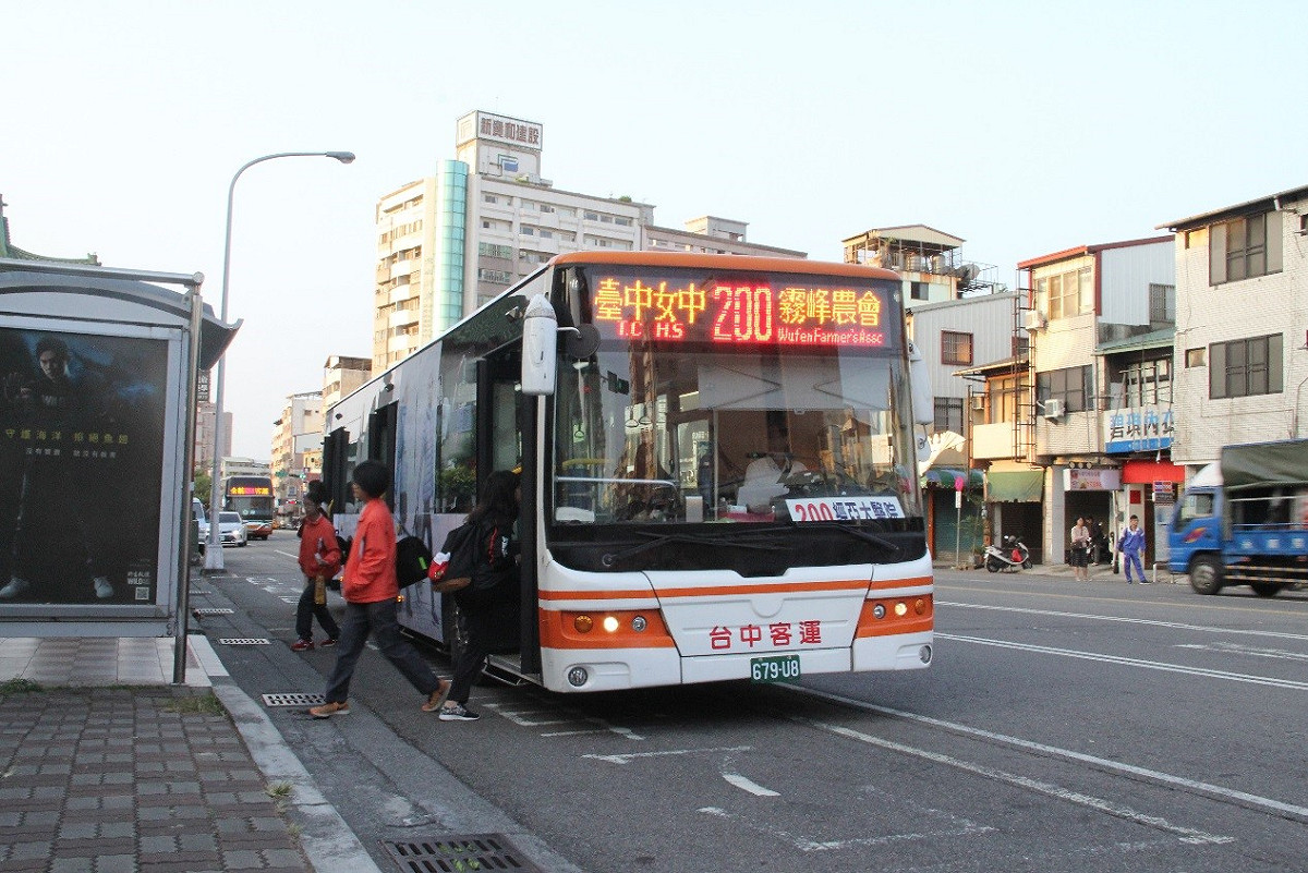 通局長王義川表示，持敬老愛心卡於每月第1次刷卡乘車時，會將補助「點數」自動寫入卡片內。 圖：翻攝自 台中市政府交通局官網