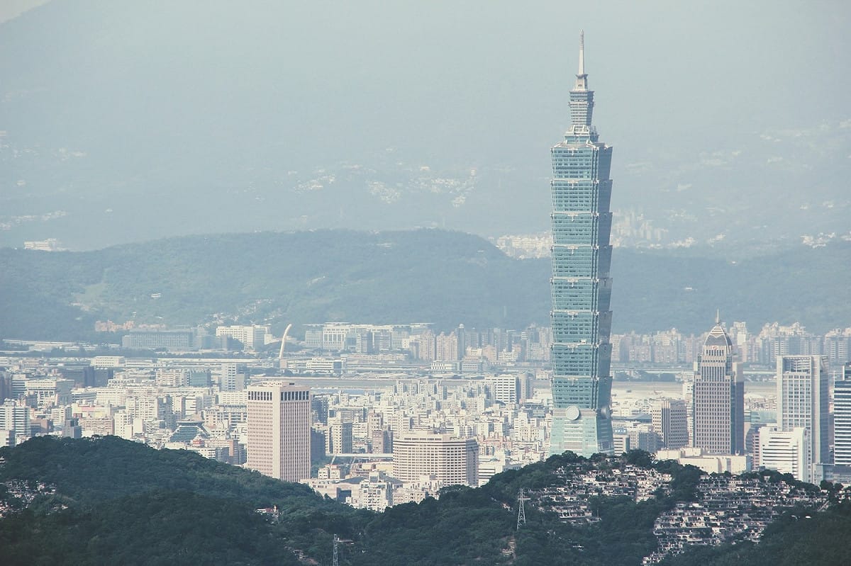 今晚至明早預估仍持續炎熱，不過因水氣增加，午後陣雨將會明顯增多；尤其接下來鋒面將會報到，預計在周三凌晨到清晨間，鋒面前緣的暖區，也可能會助長周二的午後陣雨。 圖：Pixabay／提供