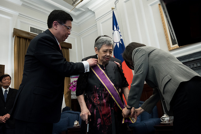 蔡英文總統今（22）日為資深知名小提琴家李淑德親自戴上「二等景星勳章」。 圖：總統府提供