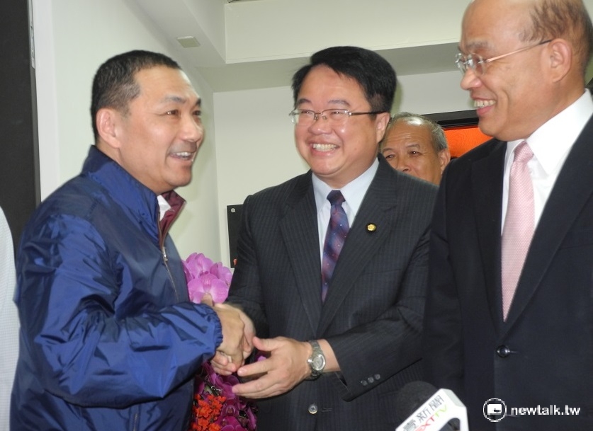 新北市副市長侯友宜(左)參加張維倩律師事務所揭牌，與立委吳秉叡(中)罕見在公開場合同台，且互動熱絡，被形容是「歷史時刻」。 圖：王峻昌／攝