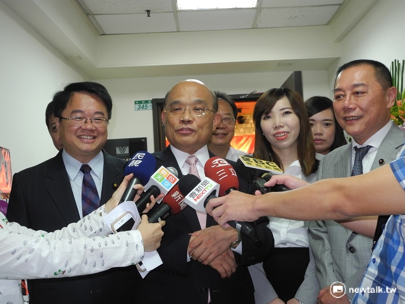 前行政院長蘇貞昌(中)參加張維倩律師事務所揭牌，力拱子弟兵吳秉叡立委是最合適的新北市長。  圖：王峻昌／攝