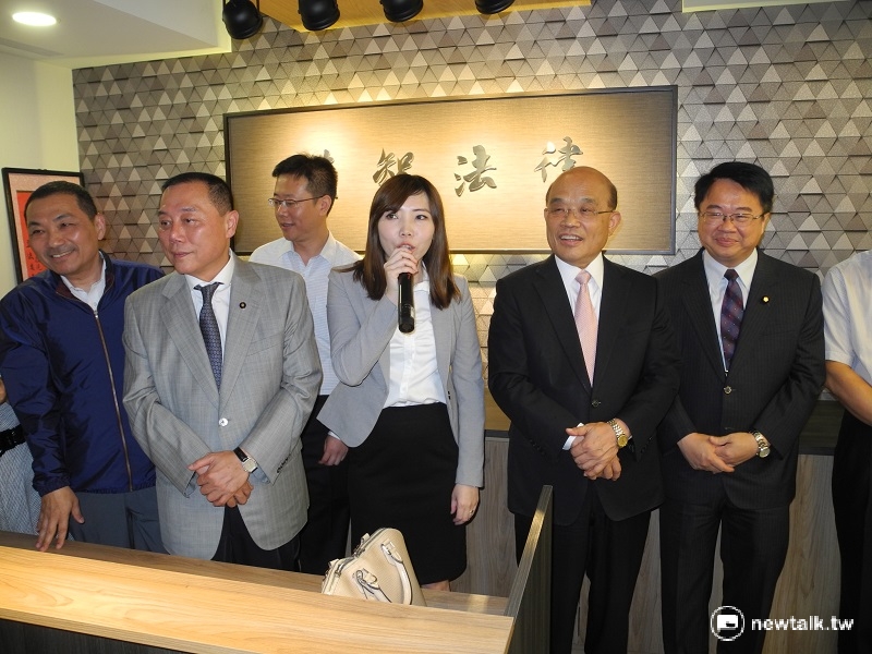 侯友宜參加民進黨市議員張瑞山（左二）之女張維倩（中）律師事務所揭牌，與綠營人士排排站，成為「萬綠叢中一點藍」。 圖：王峻昌／攝