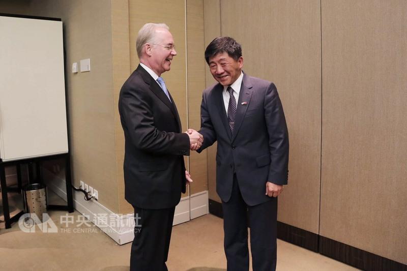 美國衛生部長普萊斯(左)22日在世界衛生大會正式會議中公開發言挺台灣。圖為普萊斯與衛福部長陳時中舉行雙邊會談。 圖：中央社(衛服部提供)
