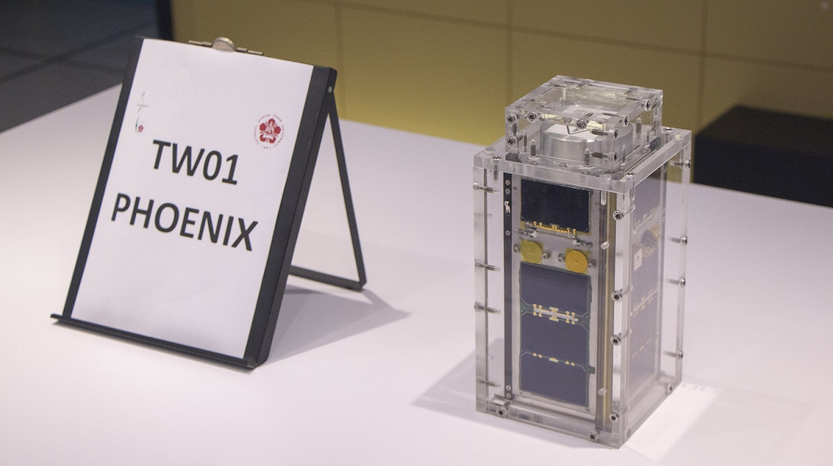成大自主發展鳳凰(PHOENIX)立方衛星，由國際太空站進行佈放至400公里高度軌道，並成功於地面站完成通聯。 圖 : 成功大學/提供