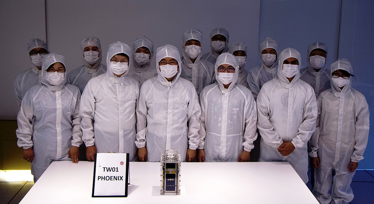 成大鳳凰立方衛星研發團隊合影。成大自主發展鳳凰(PHOENIX)立方衛星，由國際太空站進行佈放至400公里高度軌道，並成功於地面站完成通聯。 圖 : 成功大學/提供