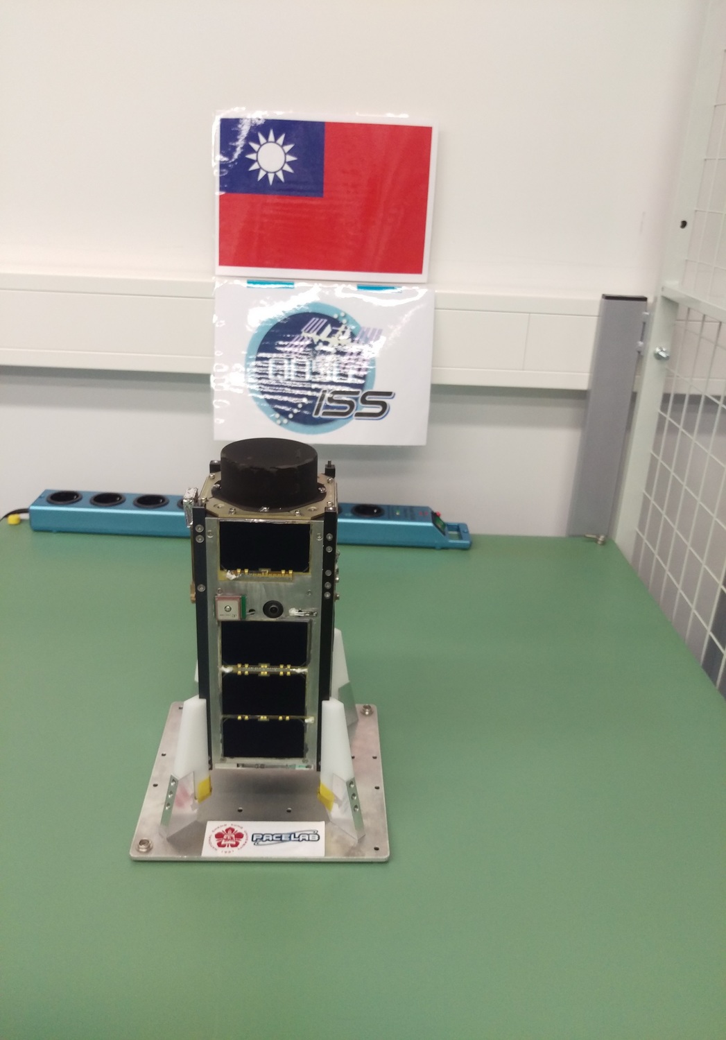 成大自主發展鳳凰(PHOENIX)立方衛星，由國際太空站進行佈放至400公里高度軌道，並成功於地面站完成通聯。 圖 : 成功大學/提供