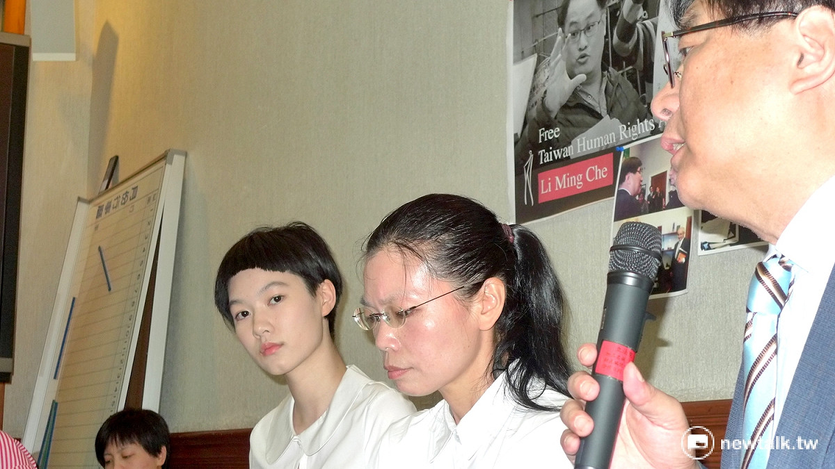 聽到楊憲宏重述到白宮官員博明的一席話，李凈瑜低頭頻頻拭淚。 圖：汪少凡／攝
